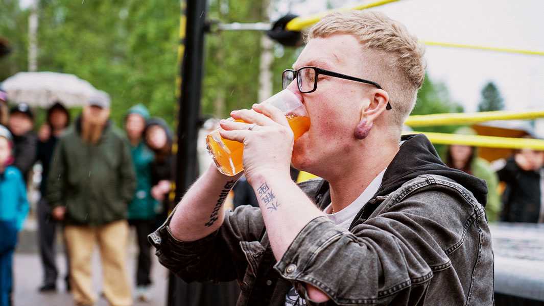 Tomi drinking 500 ml of orange soda