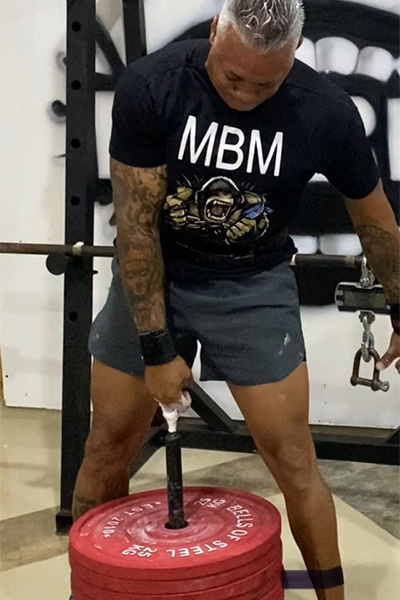 Egmond doing a deadlift with one finger