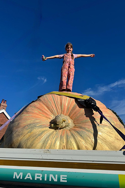 heaviest-pumpkin-bagheera-with-ians-granddaughter-martha-preparing-to-be-transported
