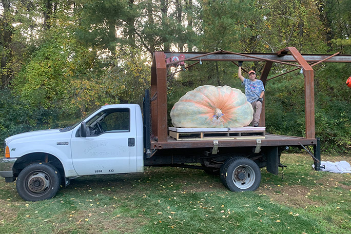 heaviest-pumpkin-ron-wallace-2026-on-truck-to-be-transported