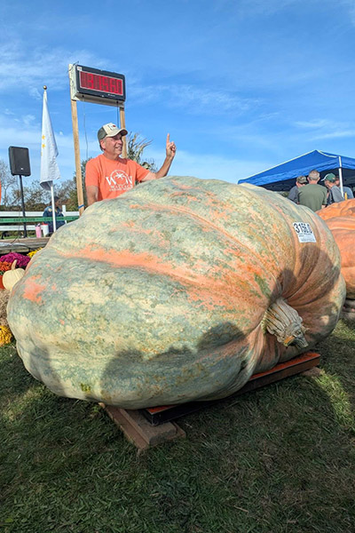heaviest-pumpkin-ron-wallace-2026-pumpkin-on-scales