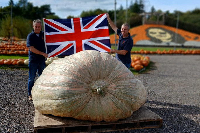 heaviest-pumpkin-with-ian-and-stuart-paton-and-squash-mosaic-of-ozzy-osbourne-in-background-at-sunnyfields-farm
