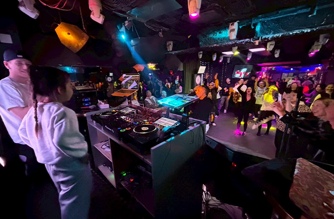 Illumi in booth playing music