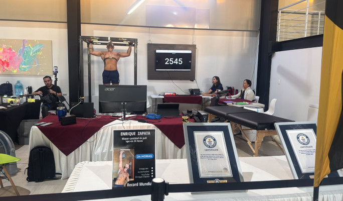 Enrique doing a pull up in front of other GWR certificates