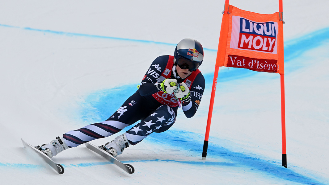 Lindsey Vonn skiing down a hill