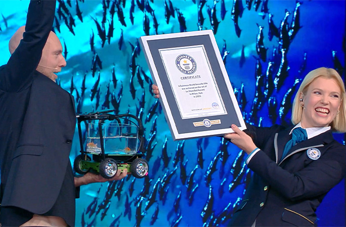 adjudicator presenting certificate to thomas