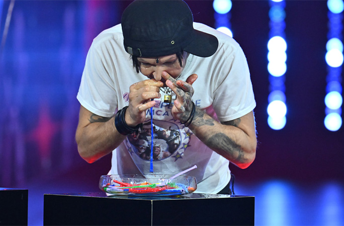 Malte snorting a balloon up his nose