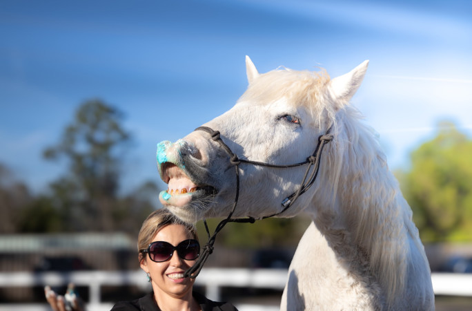 Gringo with cake on his teeth