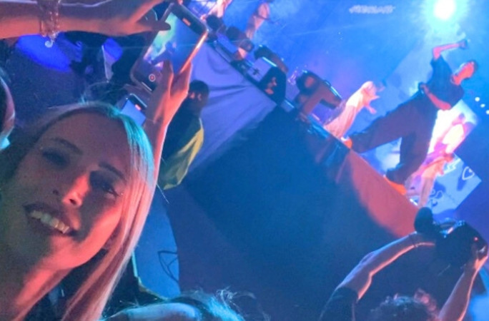 Luisa taking a selfie with Justin onstage