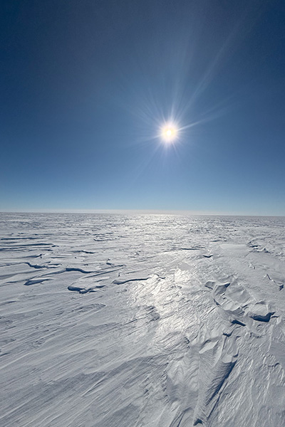 jonny-huntington-captures-the-barren-beauty-of-antarctica-and-how-sunny-it-was