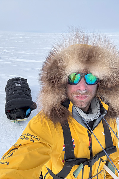 jonny-huntington-skiing-solo-to-south-pole-in-antarctica-with-heavy-sled