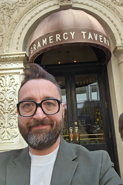 Josh taking a selfie outside Gramercy Tavern