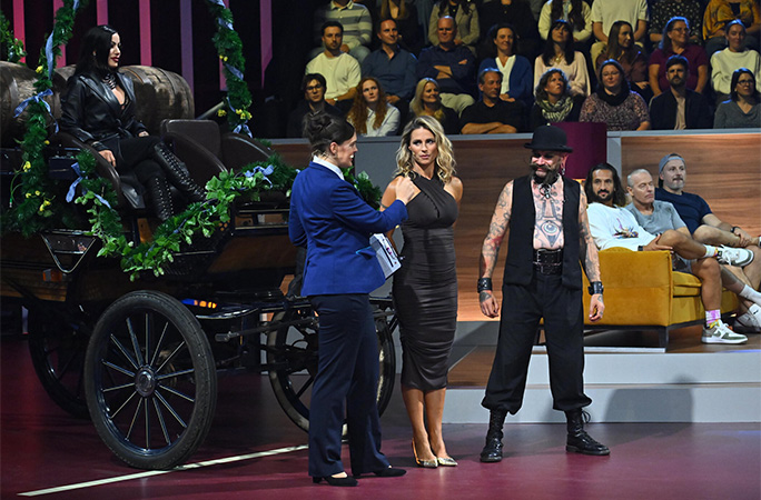 everyone stoodby the carriage