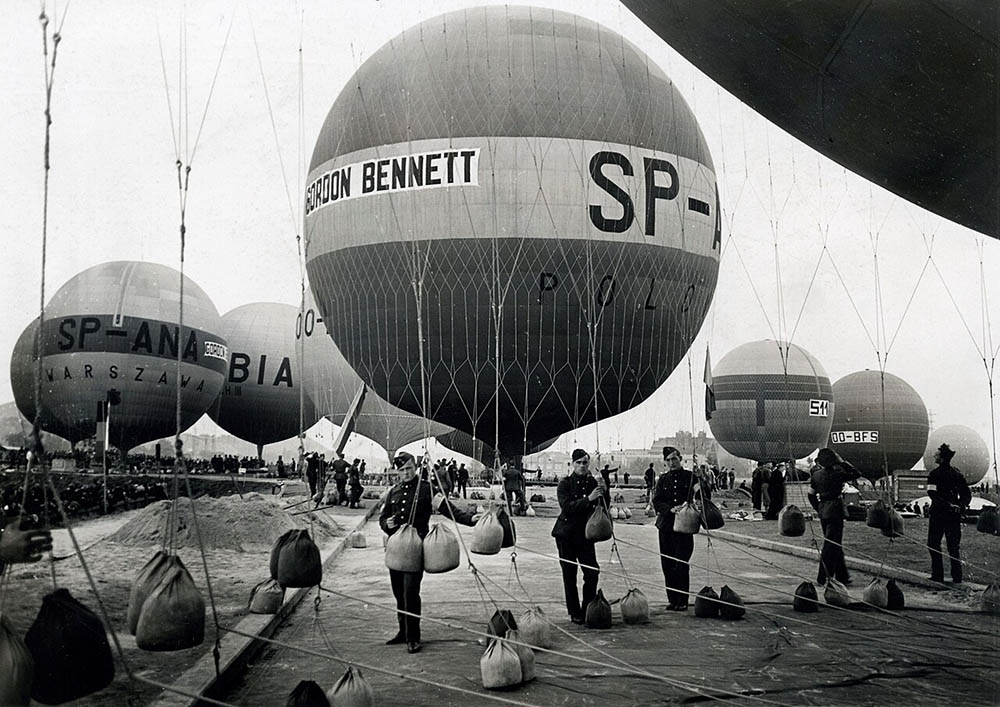 Ballons anchored at the start of the 1927 Gordon Bennett Cup