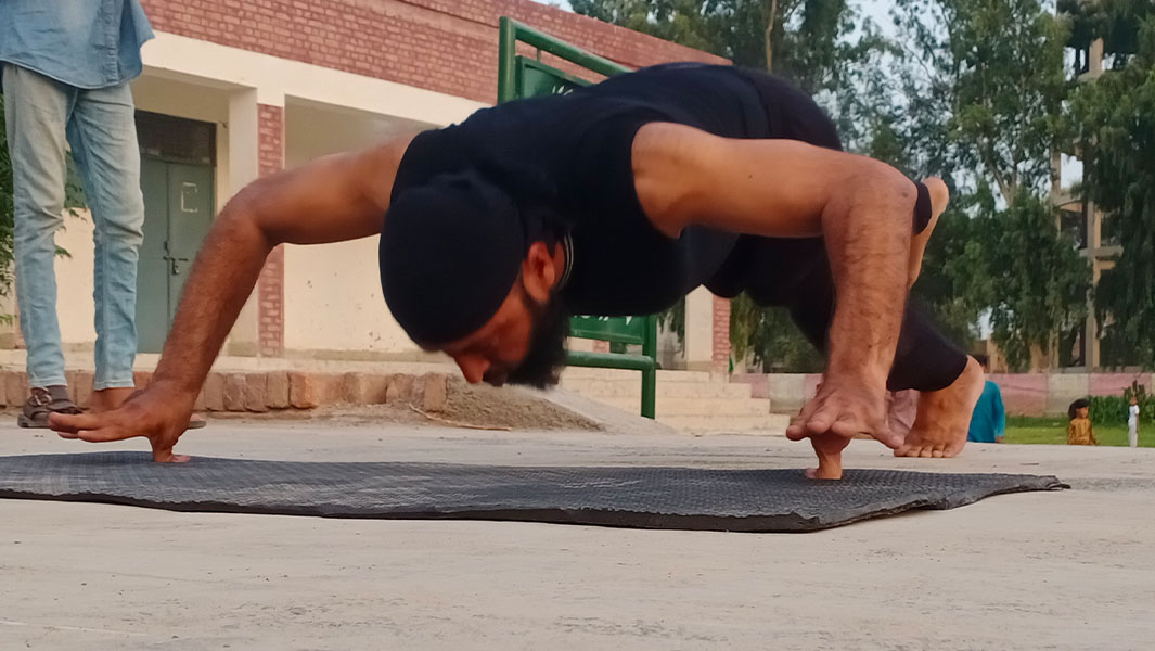split image of Muhammad Arshad performing push-ups on his thumbs