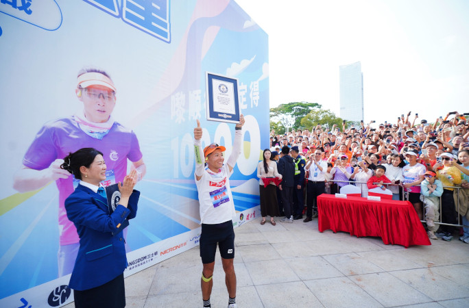Long Shao holding his GWR certificate