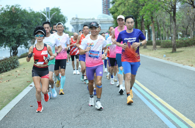 Long Shao running alongside a group