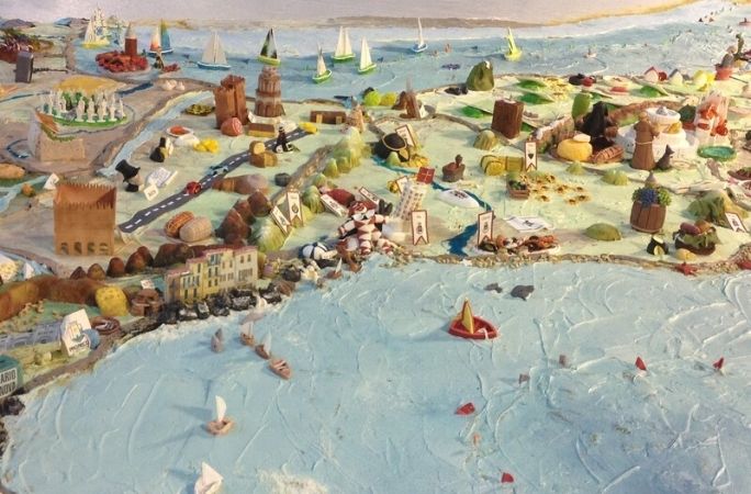 The largest cake sculpture, designed as a map of Italy