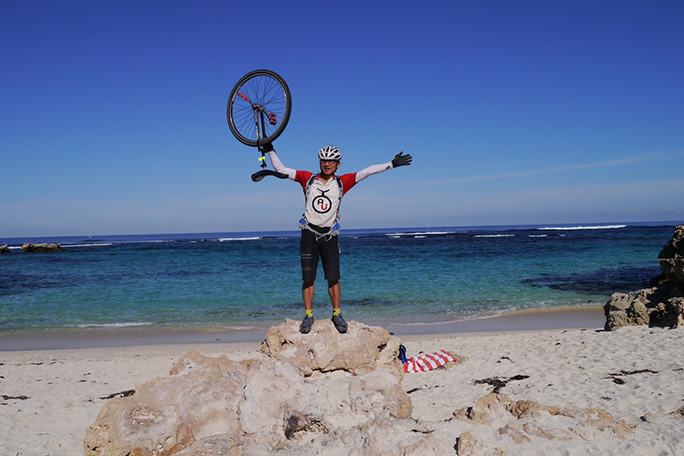 ken-looi-unicycling-in-Australia-in-2015