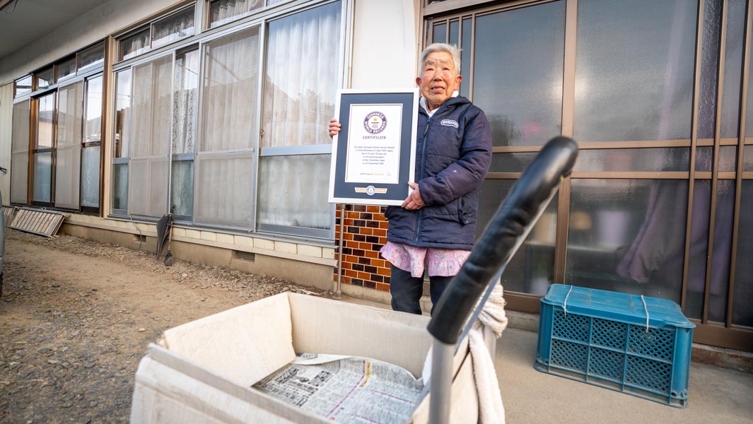 oldest newspaper delivery person with GWR certificate