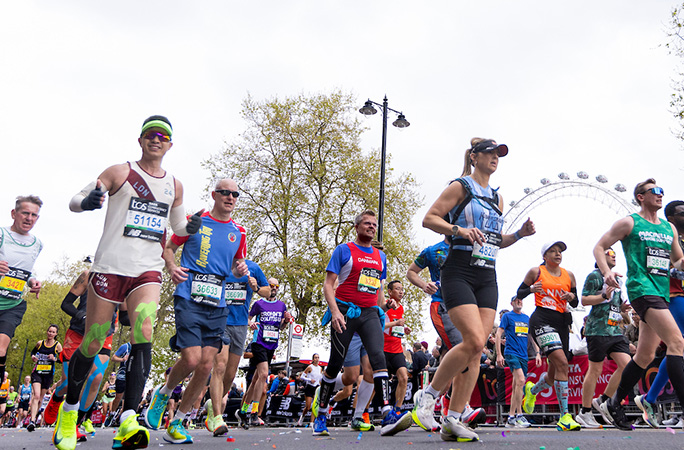 runners taking part in the london marathon