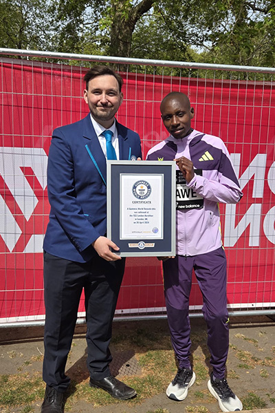 Sabastian sawe poses next to guinness world records adjudicator will munford