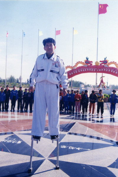 Saimaiti smiling at the finish line of his attempt