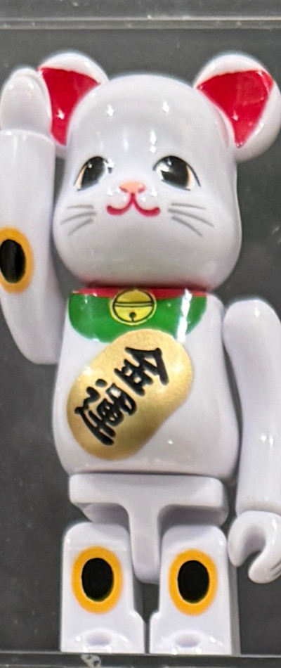 Daniel's waving cat Bearbrick