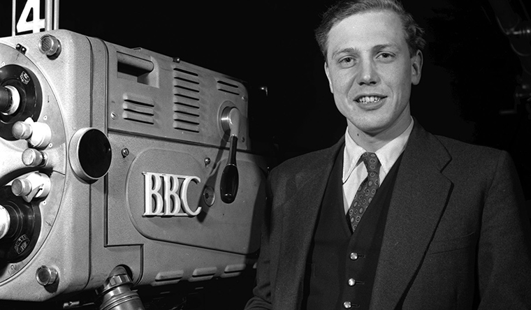 david-attenborugh-on-the-set-of-bbc-series-zoo-quest-in-1956-with-camera