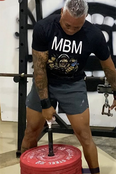 Egmond performing a one-finger deadlift