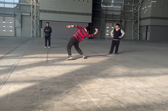 Liu Liwen throwing a paper plane