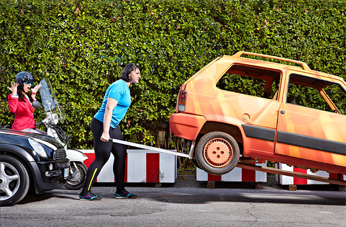 record holder carrying a car like a wheelbarrow