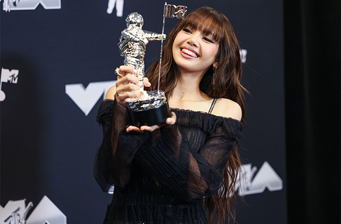 BLACKPINK's Lisa holding an award
