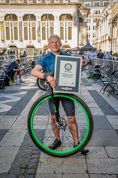 fastest-100-m-on-a-unicycle-while-blindfolded---roger-davies-with-certificate