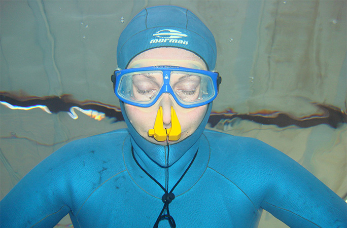 Karoline holding her breath underwater