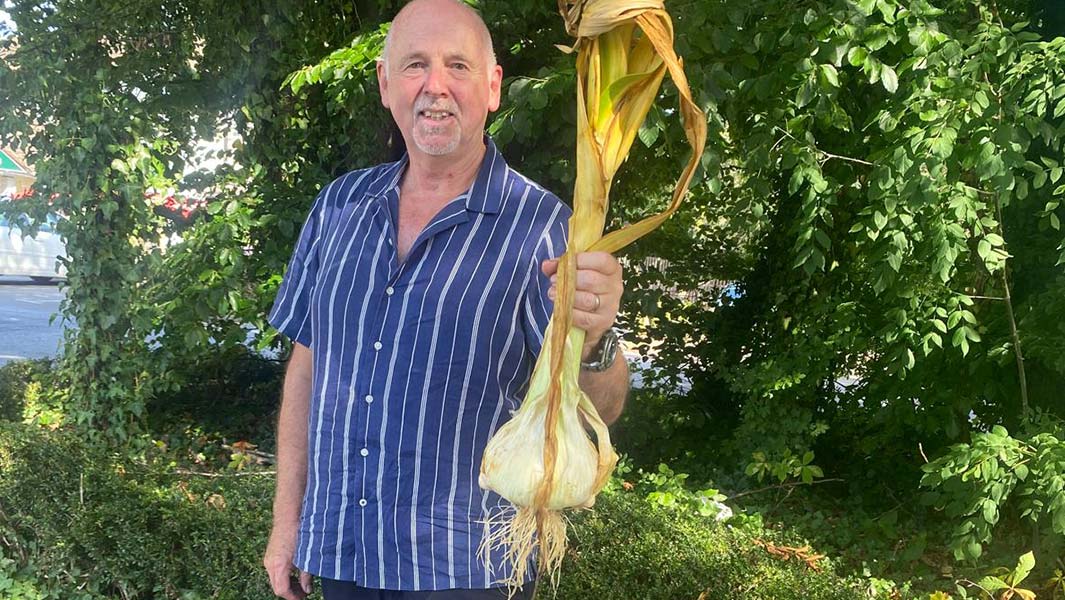 heaviest-garlic-and-heaviest-pea-pod-wih-graham-barratt