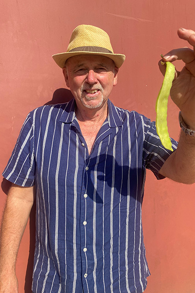 heaviest-pea-pod-being-held-by-grower-graham-barratt