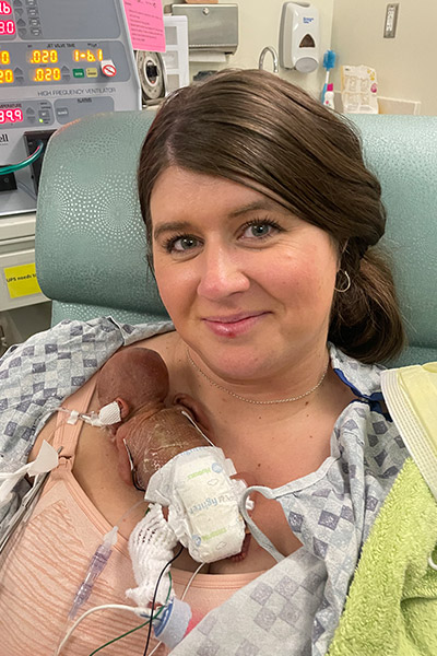 nash-keen-most-premature-baby-at-three-weeks-first-time-being-held-by-mom-mollie
