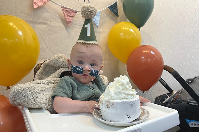 nash-keen-with-cake-on-his-first-birthday