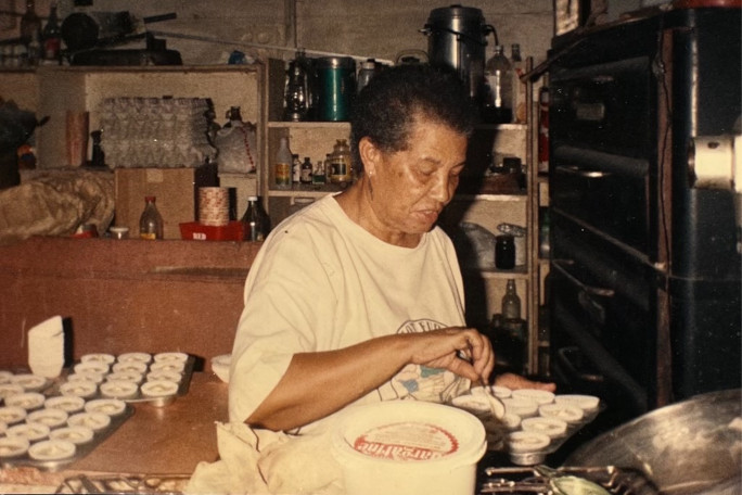 Throwback photo of Aileen in her bakery making cupcakes