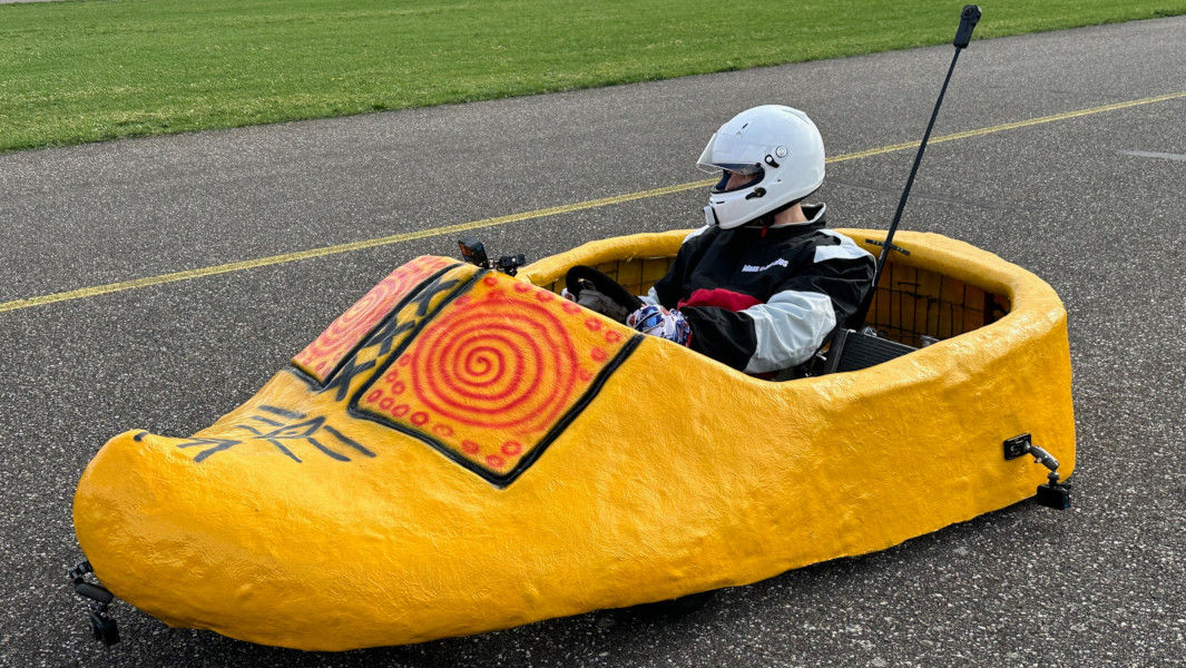 Klaas driving the clog shaped car on the racetrack