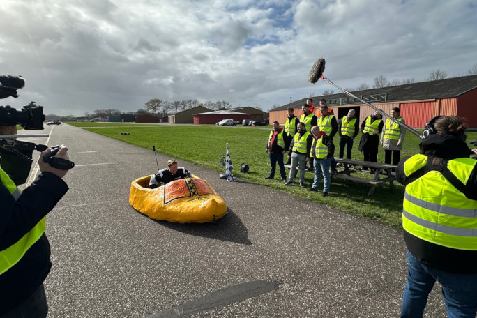 Klaas driving past a group of witnesses