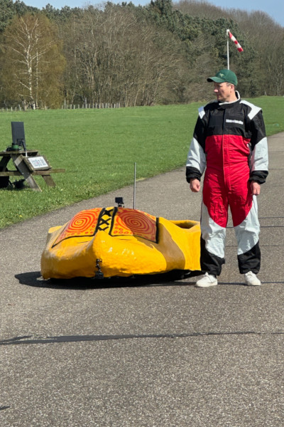Klaas standing next to the clog car