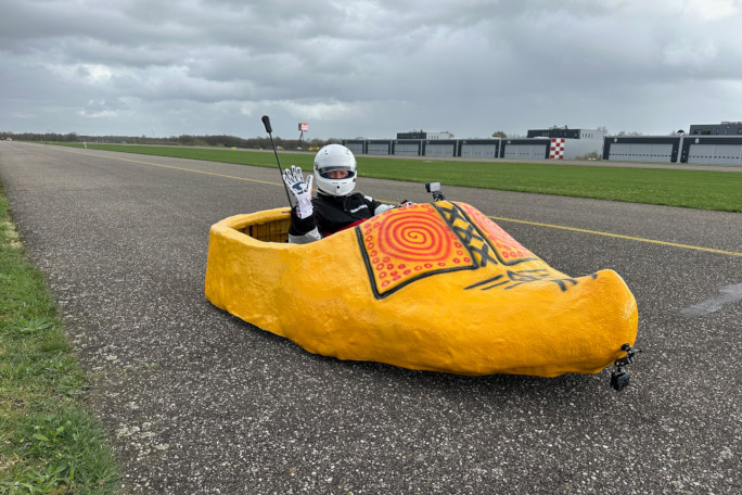 Klaas waving while driving the clog car