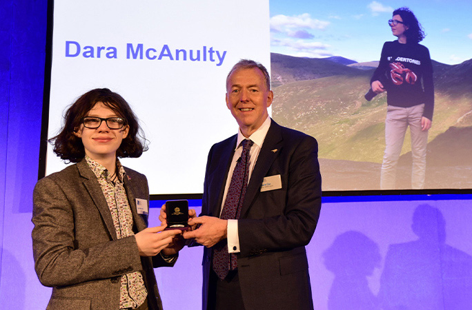 dara receiving medal
