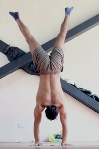 Santiago mid-attempt, upside down balancing on two hands