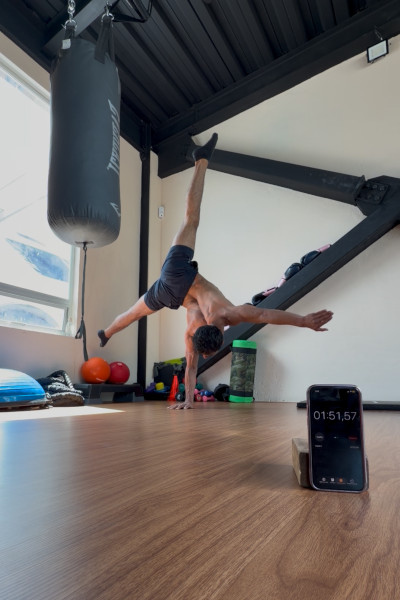 Santiago balancing on one hand during his attempt
