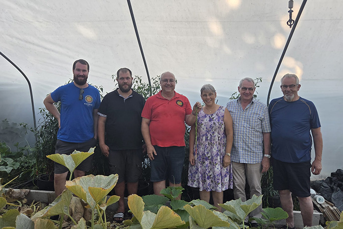 longest-chilli-grower-Jurg-Wiesli-with-his-family