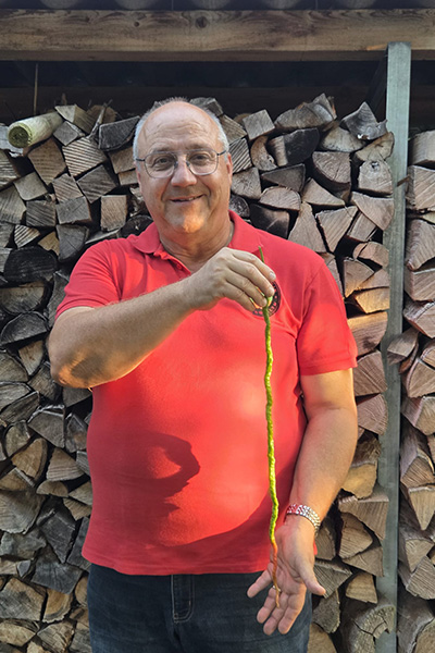 longest-chilli-with-grower-Jurg-Wiesli