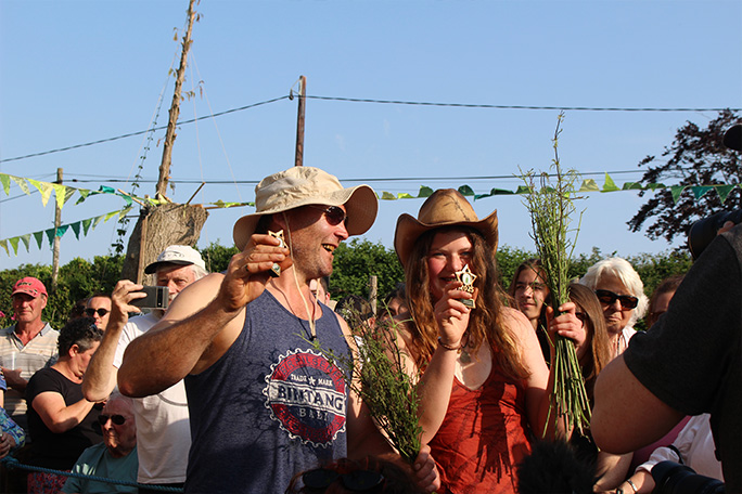 world-stinging-nettle-eating-champions-michael-hobbs-and-lucy-dermody-in-2025